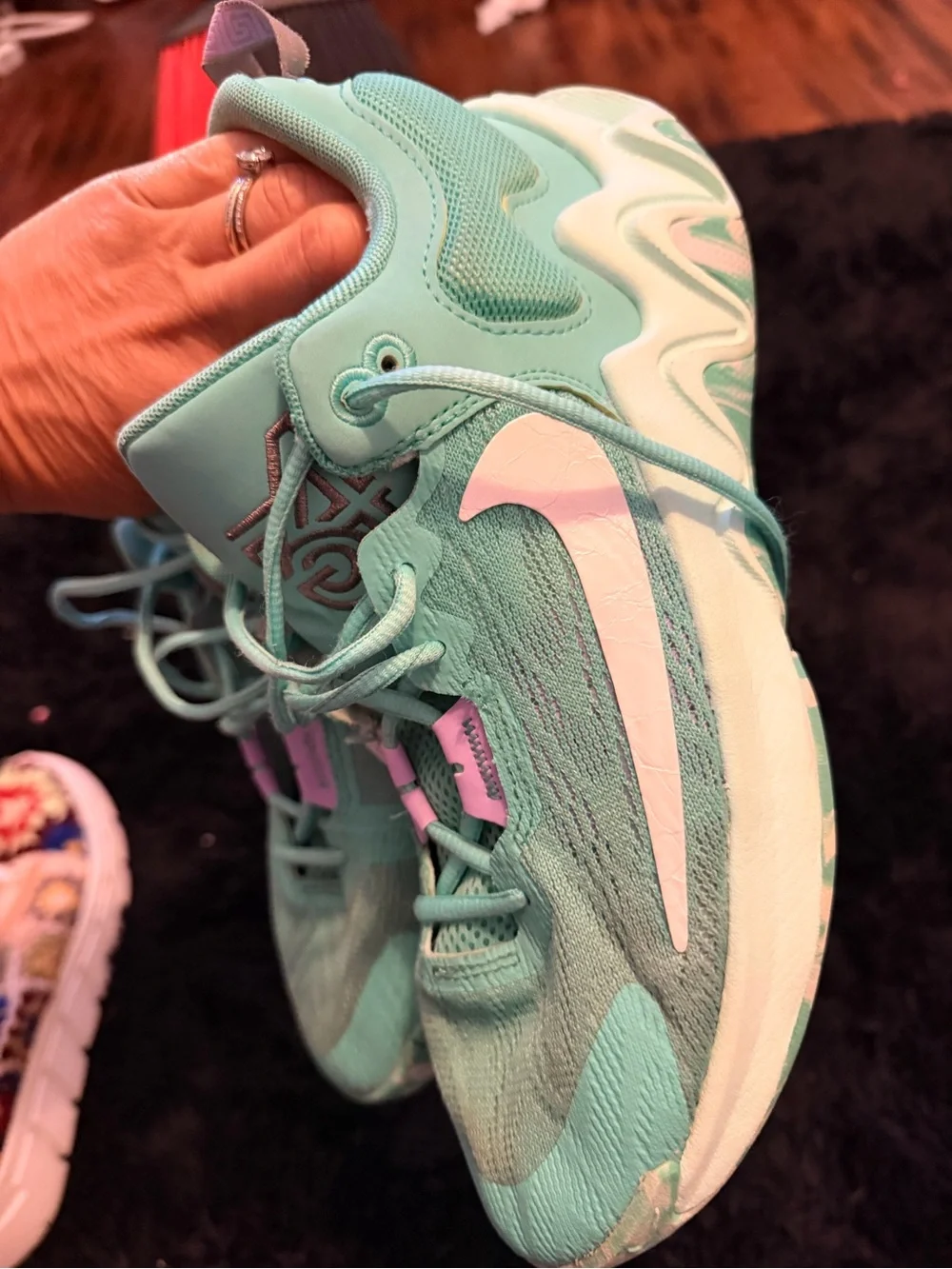 Women’s Nike Giannis Mint Green Athletic Sneakers 6.5 y women’s 8